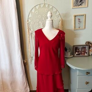 Vintage Red Two-Piece Set with Floral Detail 🌹